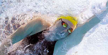 Cate Campbell swiming in a race